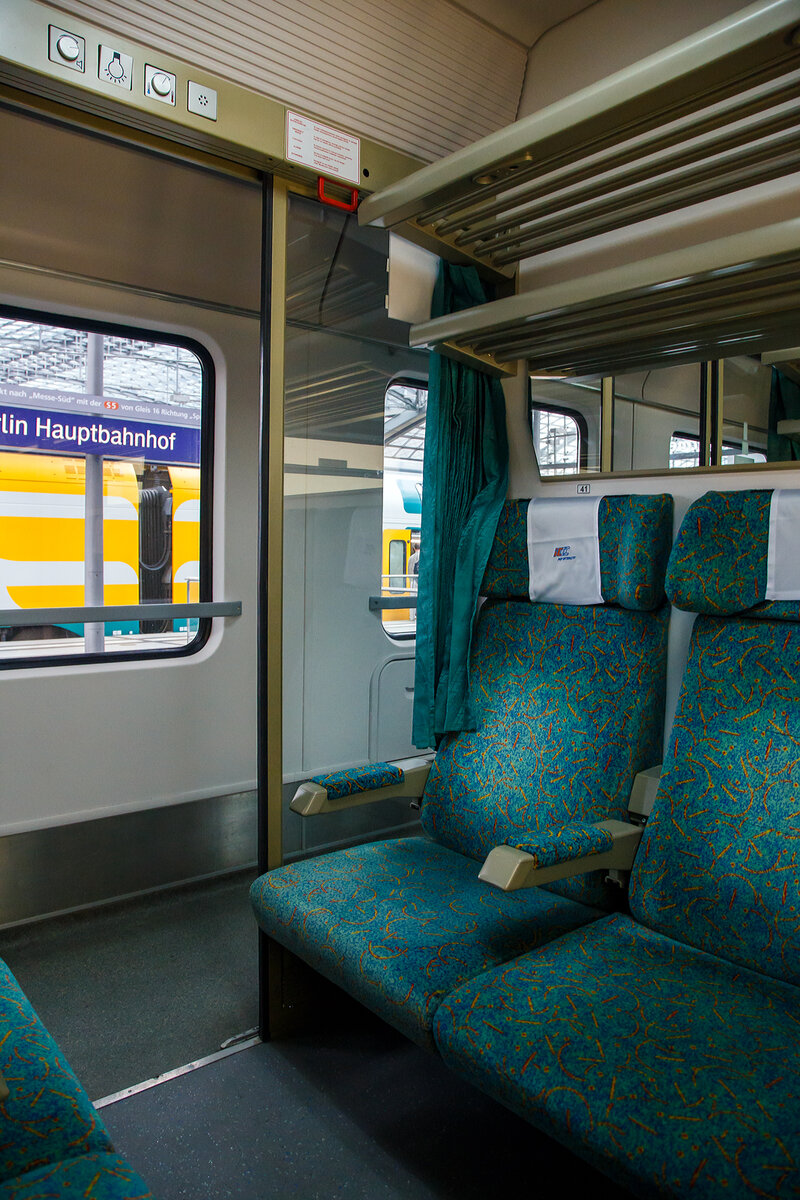 Innenraum/6er Abteil des 2. Klasse klimatisierte Abteilwagen (Reisezugwagen) PL-PLKIC 61 51 21-90 032-3 der Gattung B11mnouz (Typ Z1B / Bdmnu) der PKP Intercity, eingereiht als Wagen 268 in den „Berlin-Warszawa-Express“ EC 45 (DB) / EIC 71004 (PKPIC), am 24. Juni 2017 im Hbf Berlin.