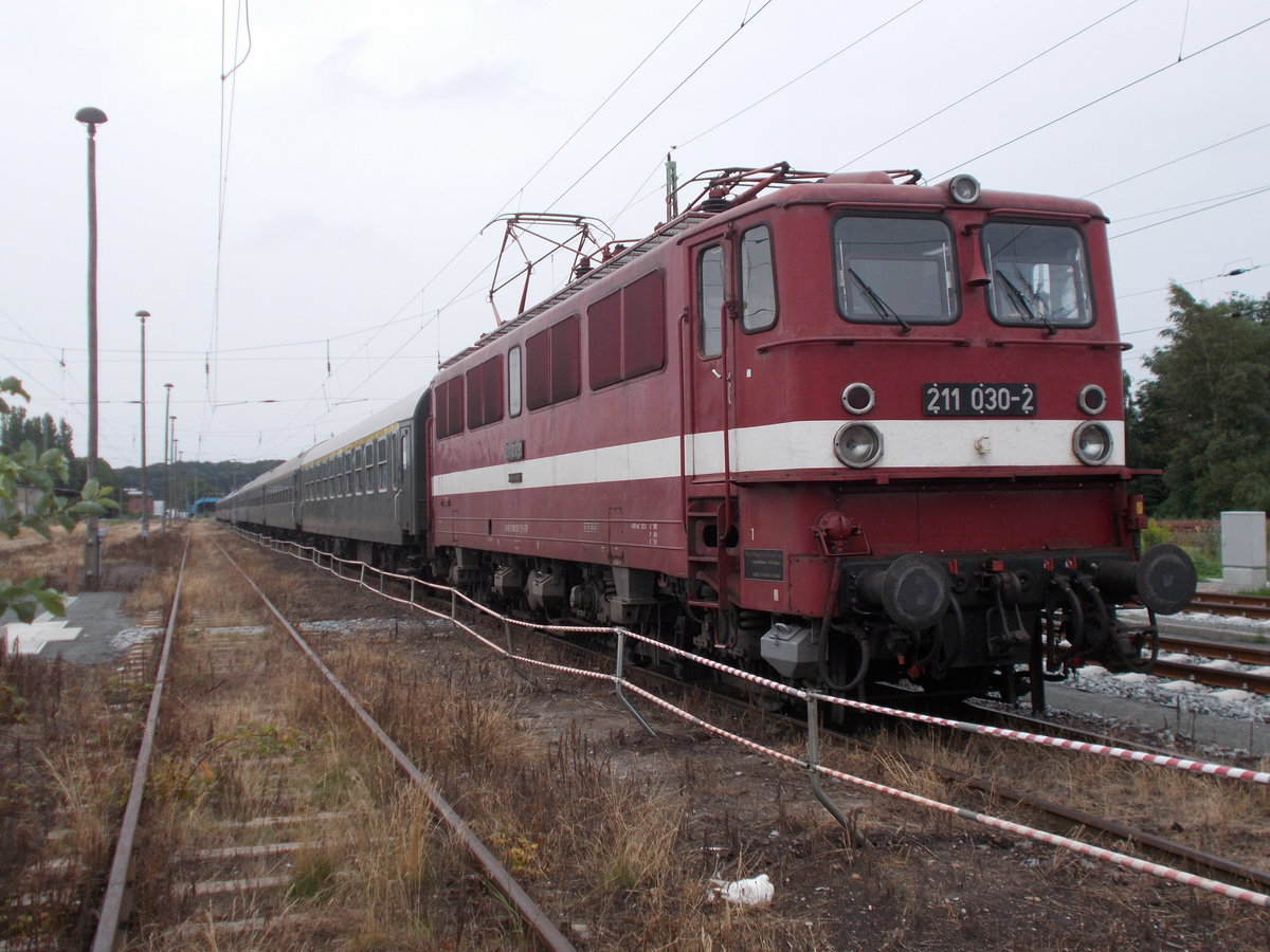 Innerhalb einer Woche zum zweiten Mal weilte der EGP Holzroller 211 030 mit einem Störtebekersonderzug auf Rügen.Am 22.Juli 2017 war es der Sonderzug aus Saalfeld und am 29.Juli 2017 war es der Sonderzug aus Ilmenau.In Bergen/Rügen fotografierte ich den Sonderzug aus Ilmenau während seiner Pause.