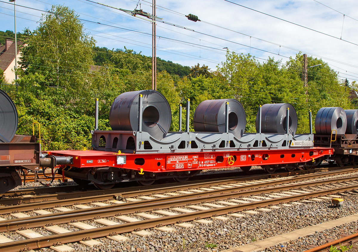 
Innovative Güterwagen: 6-achsiger Flachwagen BraCoil-Saghmmns-ty 488 der DB Cargo mit UIC-Nr. 31 80 4927 022-2 D-DB am 24.07.2020 bei einer Zugdurchfahrt in Kreuztal. Hier beladen mit drei Warmband-Coils.

Insgesamt wurden 12 Innovative Güterwagen aus vier verschiedenen Wagengattungen neu entwickelt und als Prototypen gefertigt. U.a. entwickele die DB Cargo als Wagentyp einen sechs-achsigen Flachwagen für den Transport von Stahlprodukten. Der Flachwagen ist multifunktional einsetzbar und kann neben Stahl-Brammen und Stahl-Coils. Nach Abnehmen des Ladegestells kann der Güterwagen auch zum Transport von 1×40-, 2×20- oder 1×20-Fuß Containern eingesetzt werden. Dabei ist ein Ladegutwechsel ohne Anpassung des Wagens möglich.

Das Ladegestell besitzt 5 Lademulden für Blechcoils, oder kann Stahl-Brammen bis zu einer Länge von 12 m aufnehmen. In Querrichtung sind die Blechcoils durch ein System von abgefederten Lamellen und die Brammen durch seitliche abnehmbare Rungen gesichert. 
Langfristig denk man an einen Ersatz der rund 3.000 Schwerlastflachwagen der DB Cargo.

TECHNISCHE DATEN:
Gattung: Saghmmns-ty 488
Hersteller: Tatravagónka a.s., Poprad (Slowakei)
Spurweite: 1.435 mm
Achsenanzahl: 6 (in 2 Drehgestelle)
Länge über Puffer: 16.400 mm
Länge der Ladefläche: 15.160 mm
Ladebreite zw. den Mulden: 2.400 mm
Max. Ladegewichte der Mulden: 45 t / 25 t / 40 t / 25 t / 45 t
Breite zw. den Rungen: 2.630 mm
Höhe der Ladefläche bzw. UK Ladegestell: 1.230 mm
Drehzapfenabstand: 9.150 mm
Achsabstand im Drehgestell: 3.400 mm (2 x 1.700 mm)
Laufraddurchmesser: 920 mm (neu)
Eigengewicht:  35.000 kg (mit Ladegestell) / 27.500 ohne (Ladegestell)
Höchstgeschwindigkeit: 100  km/h (beladen) / 120 km/h (leer)
Maximales Ladegewichte: 91 t (Streckenklasse D4)
Maximale Tragfähigkeit: 100,0 t
Ohne Ladegestell können die Ladegewichte 7,5 t höher sein.
Kleinster bef. Gleisbogenradius: 75 m
Drehgestellt: BA 714.4, 2xBg
Bauart der Bremse: KNORR KE-GP-A(K) – 2x12“ 
Bremsklotzsohle: COSID 810
Intern. Verwendungsfähigkeit: TEN
