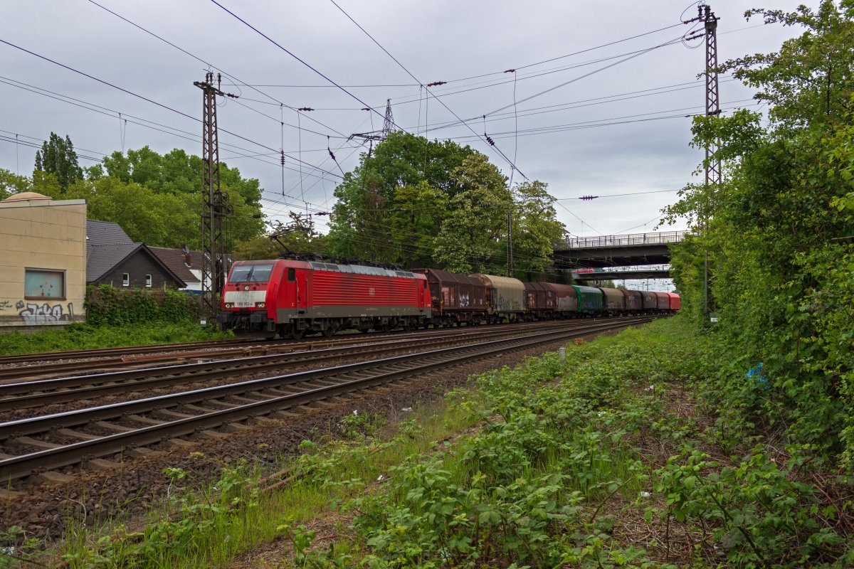 Insgesamt begegnete 189 052 mir am 16.05.19 dreimal. Am Vormittag war die Lok mit einem leeren Kalkzug aus den Niederlanden gekommen. Am Nachmittag, als die Lok mit einem Zug aus gedeckten Gterwagen aus Oberhausen-Osterfeld ausfuhr, drfte sie wiederum auf dem Weg in Richtung Emmerich gewesen sein.