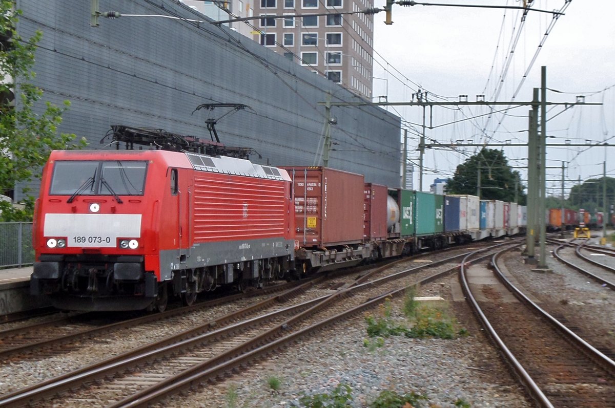 Intermodalzug mit 189 073 durchfahrt am Abend von 29 Juni 2016 Tilburg.