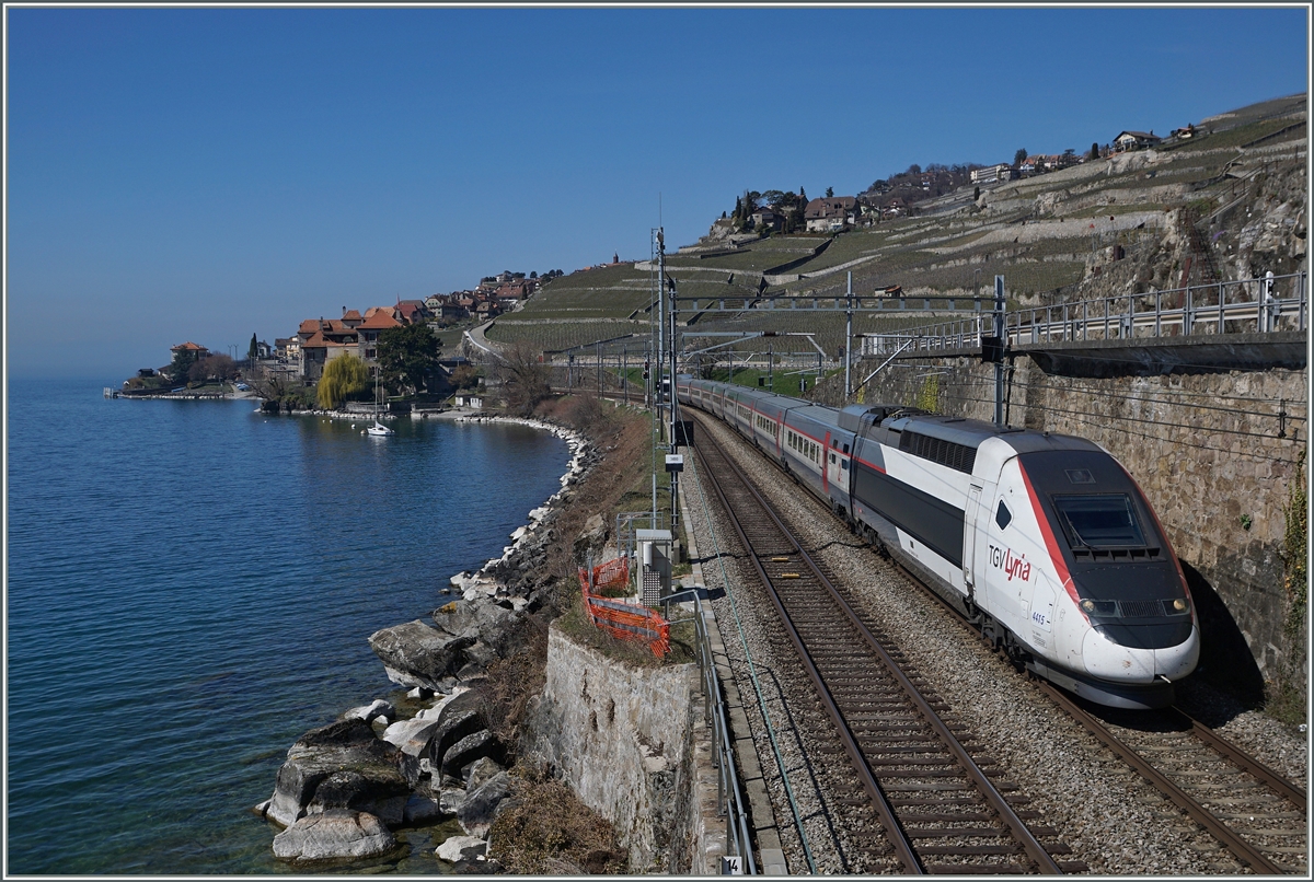 Internationaler Verkehr am Genfersee bei St-Saphorin: Ein TGV Lyria fährt als  TGV de Neige  von Paris Richtung Brig.
26. März 2016