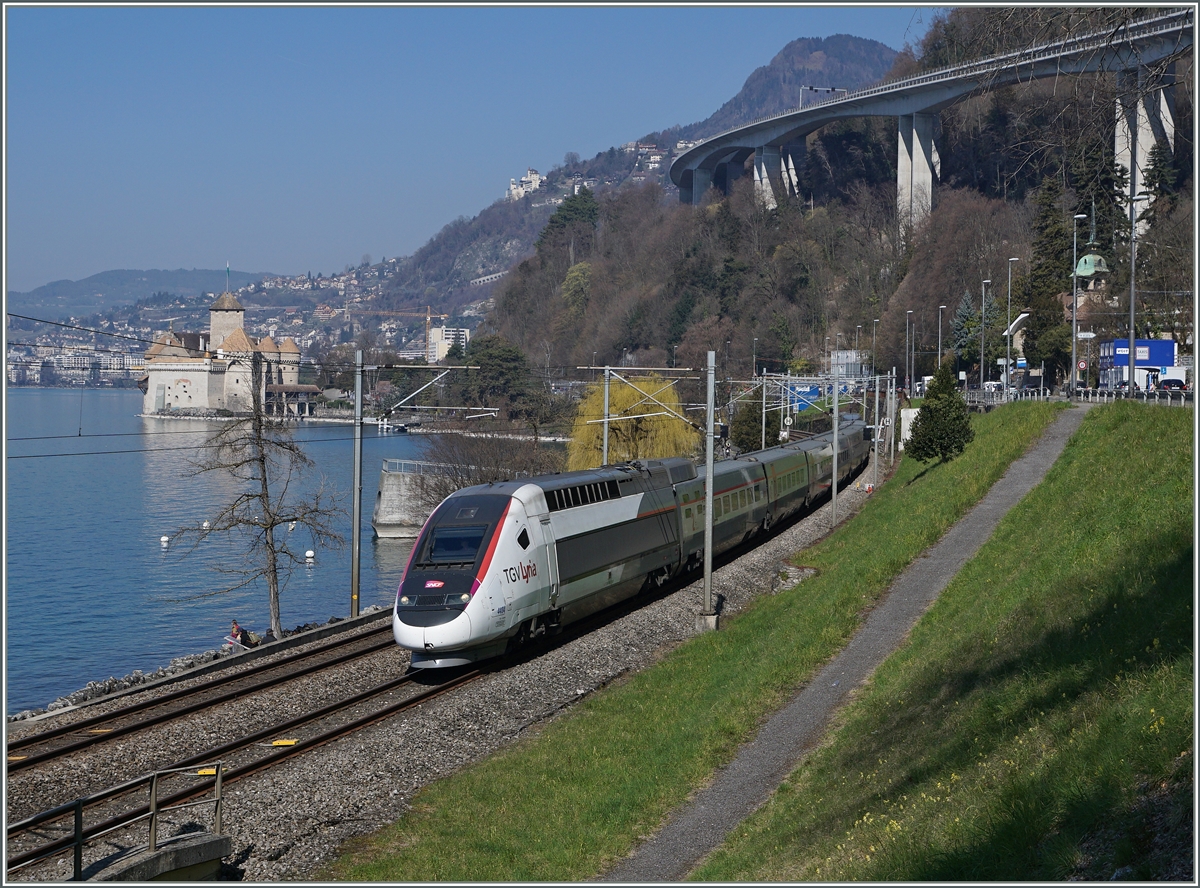 Internationaler Verkehr beim Château de Chillion: eine knappe Stunde später fährt der TGV Lyria von Paris nach Brig bei Chateau de Chillon vorbei. 
Beim genauen hinsehen bemekrt man dass der TGV eine  falsche  Nase hat. 
19. März 2016