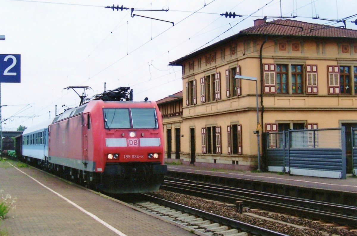 InterRegio Cargo? DB 185 034 schlept ein GUterzug -mit IR-Wagen- durch Graben-Neudorf am 26 Mai 2007.