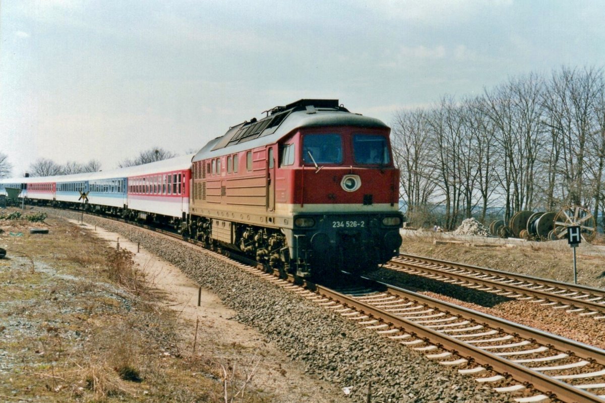 InterRegio mit 234 526 passiert am 19 März 1997 Reuth.