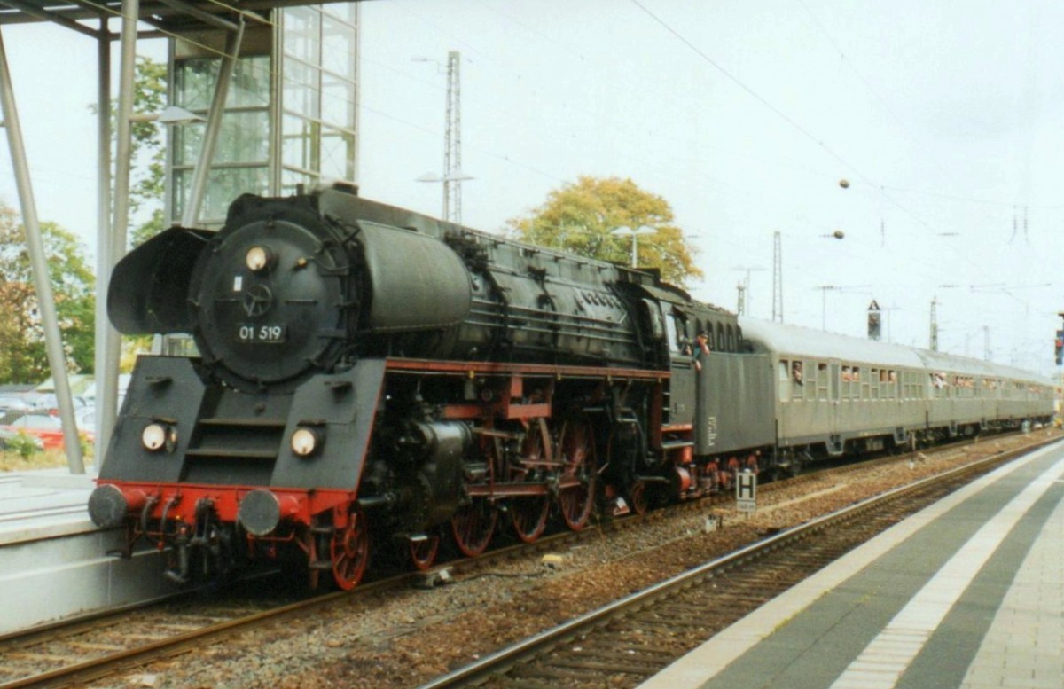 Interzonenzug anno 2005: Scanbild von 01 519 mit DB-Silberlinge in Neustadt (Weinstrasse) am 28 September 2005.