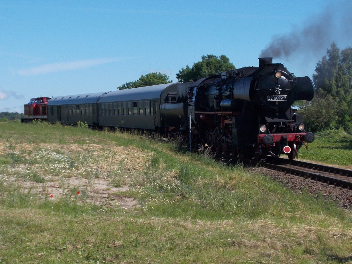 Inzwischen steht 52 8079 immer noch in Putbus.Am 14.und 15.Juni 2014 pendelte Sie zusammen mit der PRESS 112 565 planmäßig zwischen Bergen/Rügen und Lauterbach Mole.Am 15.Juni 2014 fotografierte ich den Zug bei Pastitz.