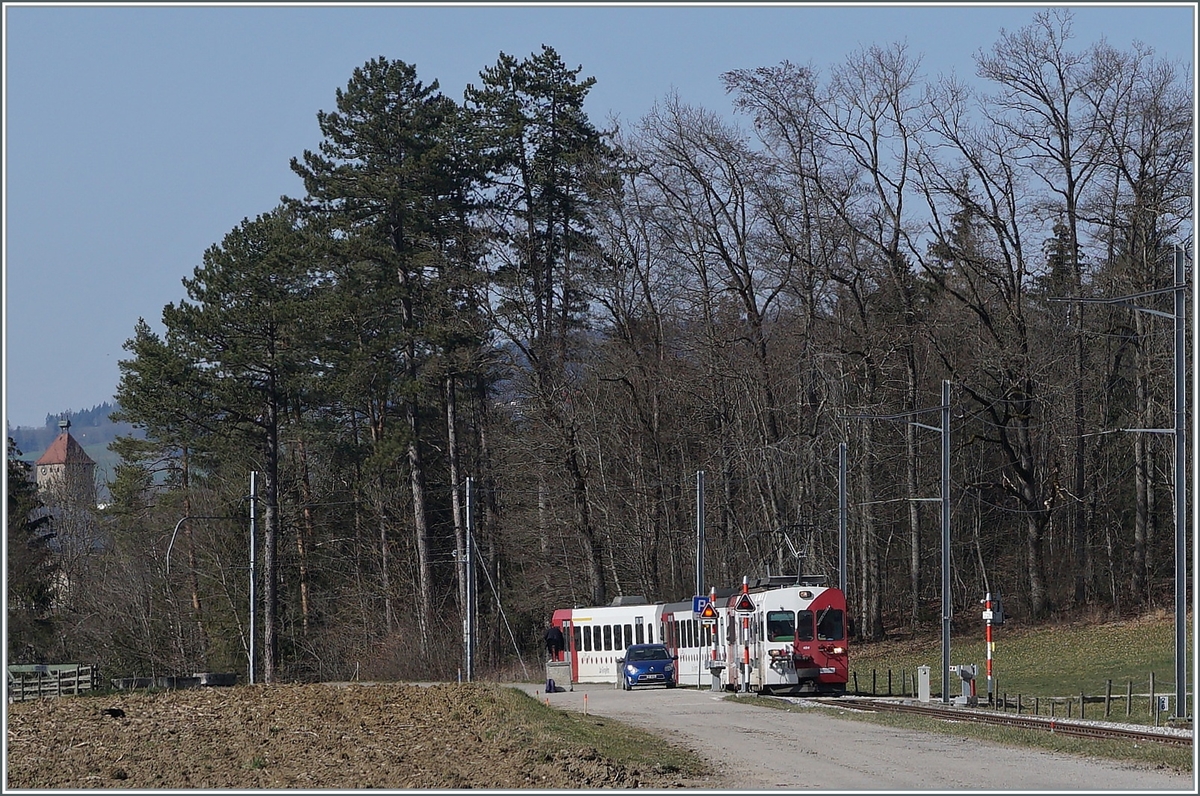 Inzwischen umgespurt - ein TPF Meterspur Be 4/4 ist bei La Tour de Trême auf dem Weg von Bulle nach Broc-Fabrique. 

2. März 2021 