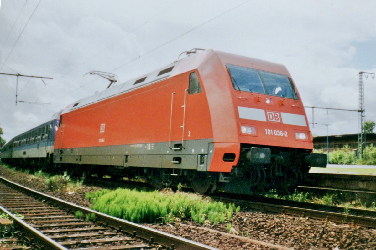 IR mit 101 036 steht amj 12 Augustus 1999 in Rheydt Hbf.