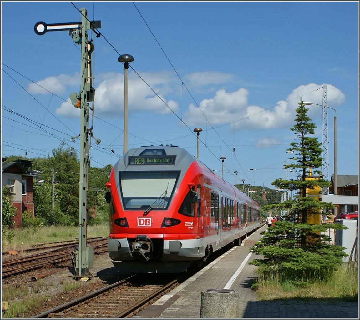 Ist doch schön: Formsignal, blauer Himmel und mitten drin ein ET 429.
Sassniz, den 18. Juni 2009