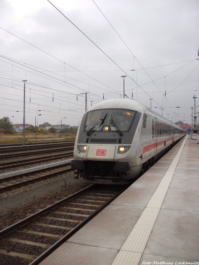 ;it Steuerwagen voraus Fhrt 101 111-3 mit dem InterCity (IC) aus Stralsund Hbf raus am 12.10.13