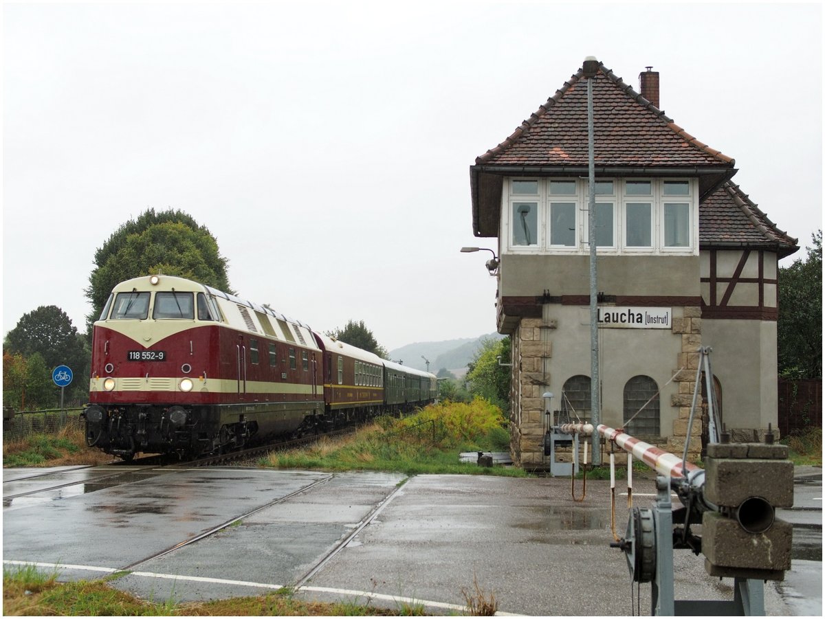 ITL 118 552-9 mit dem Sonderzug der Ostsächsischen Eisenbahnfreunde aus Löbau (Sachs), am 17.09.2016 in Laucha. Der Sonderzug war auf der Fahrt zur Abstellung auf den Gleisen der Saale-Unstrutbahn im ehem. Bf von Vitzenburg. (Foto: Steffen Tautz)