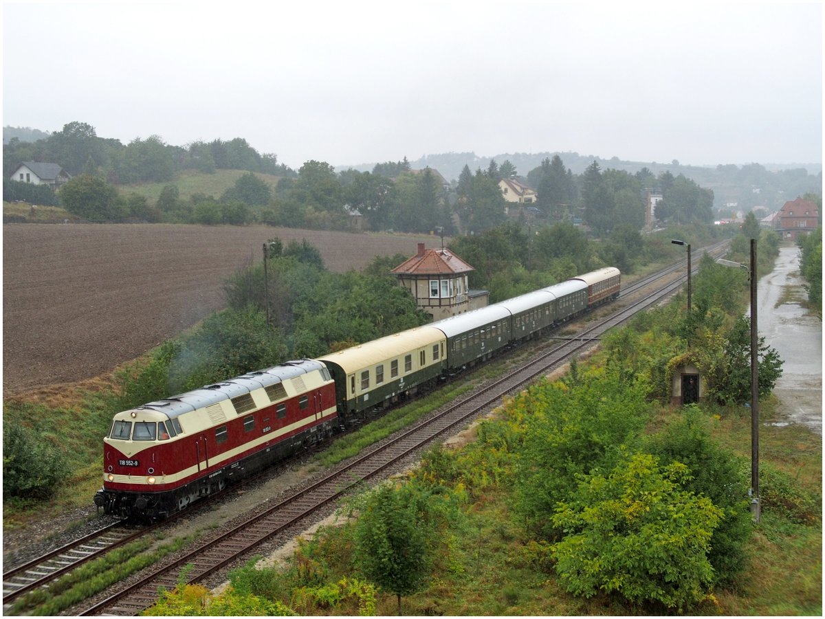 ITL 118 552-9 mit dem DPE 61186 von Vitzenburg nach Löbau (Sachs), am 17.09.2016 im ehem. Bf Freyburg. (Foto: Steffen Tautz)