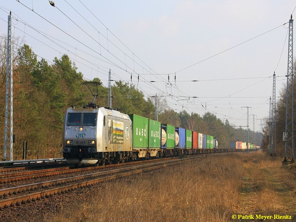 ITL 185 548 mit Containerzug in Berlin-Friedrichshagen auf dem Weg Richtung Westen am 20.02.2015