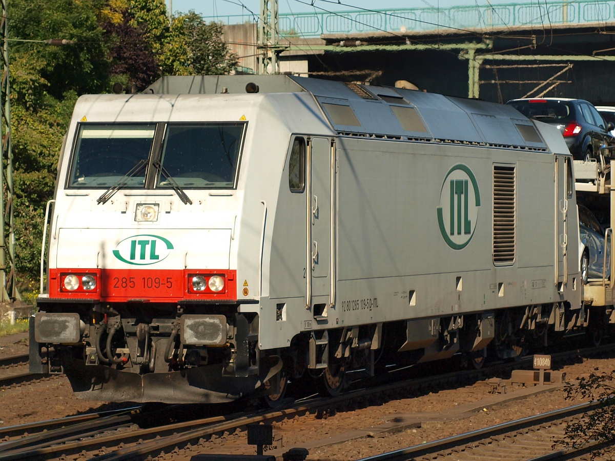 ITL 285 109-5(Bombardier/34380, Bj 2008, seit 4.1.13 für Marquarie Eurpean Rail Luxembourg unterwegs)dieselt hier durch HH-Harburg. 30.09.2011(üaVinG)