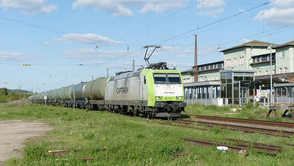 ITL Captrain 185 533-7 mit Kesselwagen der französischen Armee (Abteilung Service des Essences des Armées), am 06.05.2025 in Naumburg (S) Hbf. (Foto: Wolfgang Krolop)