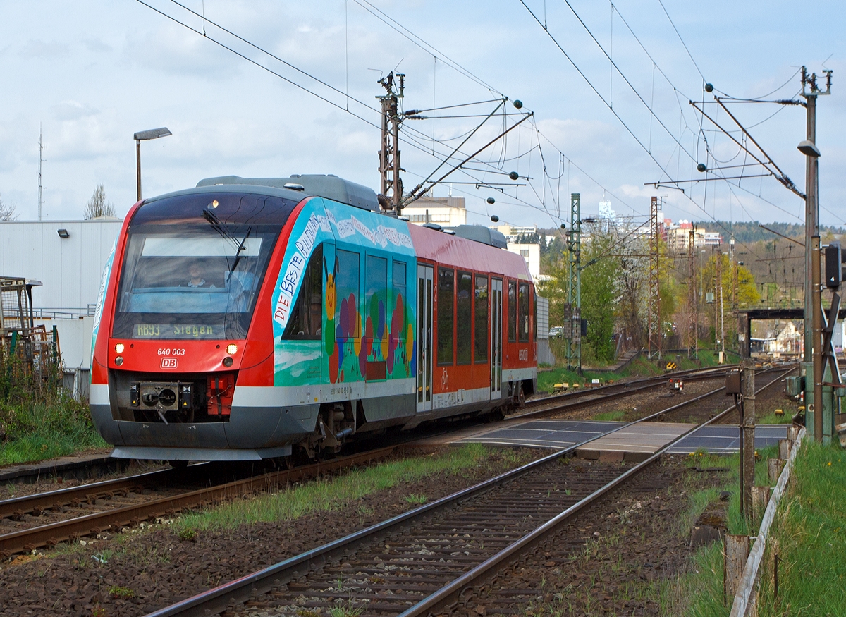 
Ja das gibt es auch, eine Werbe LINT 27.....

Der Dieseltriebwagen 640 003-9 (9580 0 640 003-9 D-DB ABp) ein Alstom Coradia LINT 27 der DreiLänderBahn als RB 93 (Rothaarbahn) Bad Berleburg - Kreuztal - Siegen Hbf am 06.04.2014 beim Bü km 104,2 in  Siegen-Weidenau (früher Hüttental-Weidenau), kurz vor dem Erreichen der Endstation Siegen Hbf. 

Er trägt nun die Werbung  Die beste Bildung findet ein gescheiter Mensch auf Reisen  (ein Zitat von Johann Wolfgang von Goethe).
 
Der LINT wurde 2000 von Alstom (LHB) unter der Fabriknummer 153797-003 gebaut, er hat die EBA-Nummer EBA 96W09R 003.
