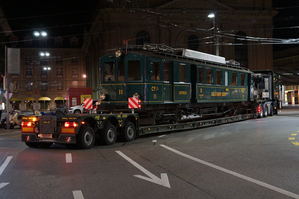 Jahresrückblick 2016
von Walter Ruetsch, Riedholz
August
RBS/SZB: 100 Jahre Bahnverbindung Solothurn-Bern
In der Nacht vom  24. Auf den 25. August 2016 wurde der historische Triebwagen CFe 4/4 11 „Hoschtet Schnägg“ auf der Strasse von Bätterkinden nach Bern transportiert, wo er  während dem Jubiläumsfest auf dem Bahnhofplatz  vor der Heiliggeist-Kirche an die Endhaltestelle der Anfangszeiten erinnerte.
