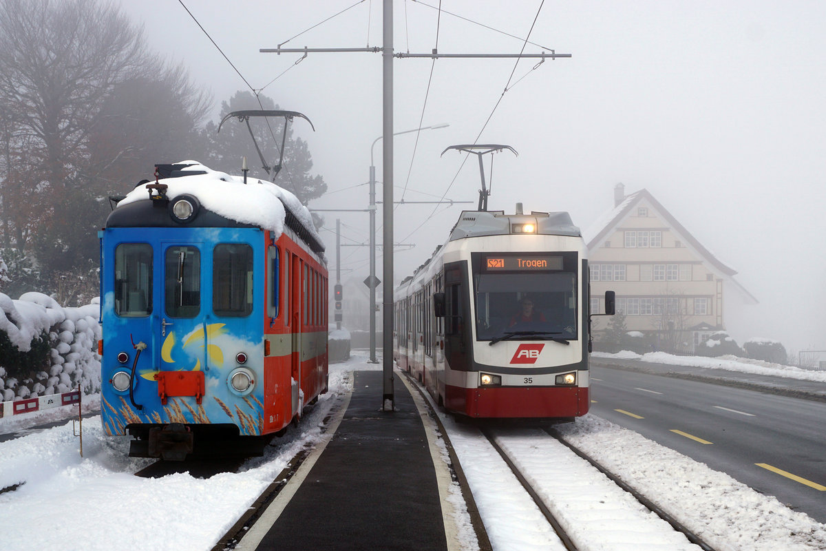 Jahresrückblick 2017
von Walter Ruetsch, Riedholz
MEIN  BESONDERES  BILD.
Zugskreuzung in Bendlehn am 6. Dezember 2017 zwischen der S21 nach Trogen mit dem Be 4/8 35 und dem ausrangierten BDe 4/4 7.

