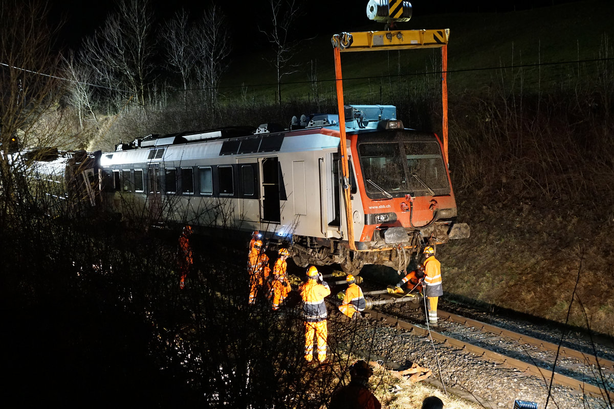JAHRESRCKBLICK 2018
von Walter Ruetsch
Serie Nr. 1
Bei Lommiswil entgleiste am 22. Januar 2018 nach einem Erdrutsch ein Zug. Der dreiteilige Domino mit dem Triebwagen RBDe 560 253 musste whrend der Nacht geborgen werden, da der Kran ab Basel, Delmont, Moutier erst am spten Nachmittag in Oberdorf eintraf. Die Strecke blieb mehrere Tage unterbrochen, es verkehrten Ersatzbusse.
Nchtliche Bergungsarbeit des Domino vom 23. Januar 2018.
Erlaubter Fotostandort auf freiem Feld. Bildausschnitt Fotoshop.
