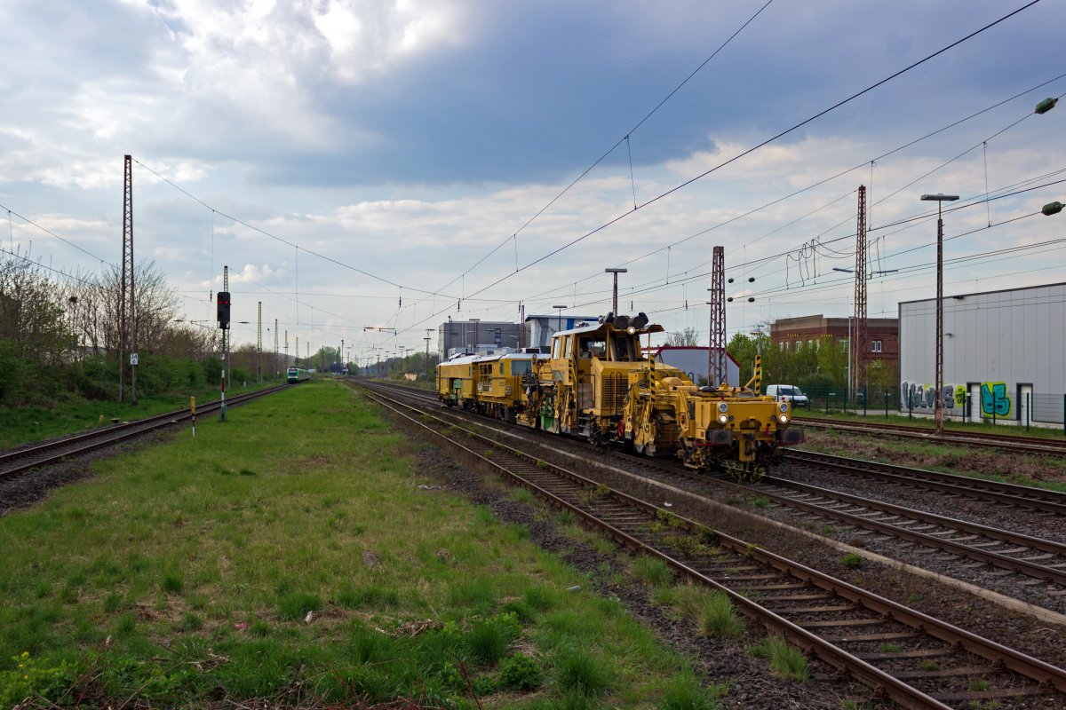 Je eine Schotterplanier- und Stopfmaschine aus dem Hause Plasser & Theurer waren am 14.04.2022 in Hilden unterwegs in Richtung Sden.