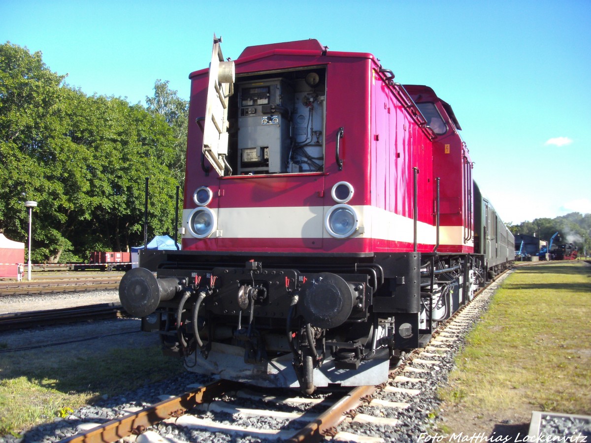 Jede Lok braucht auch Pflege sowie hier an der 112 565-7 im Bahnhof Putbus am 14.6.14