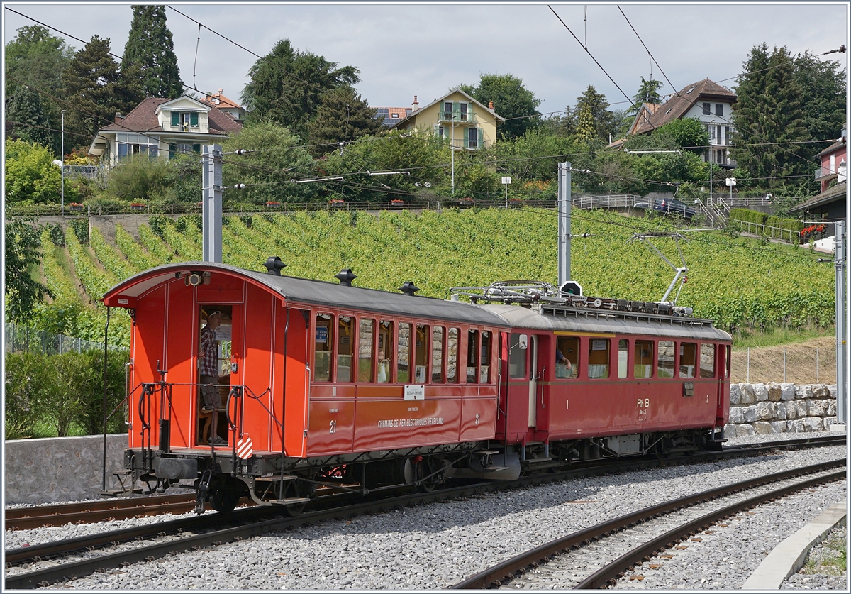 Jeweils am letzten Sonntag im Monat während der Betriebssaison (ausgenommen bei Sonderveranstaltungen) verkehren zwei  Riviera Belle Epoque  Zugspaare der Blonay -Chamby Bahn von Chaulin nach Vevey und zurück. Der ABe 4/4 ist mit dem gut dazu passenden CEV 21 auf der Rückfahrt von Vevey nach Chaulin bei der Ausfahrt in St-Légier Gare. 

28. Juni 2020