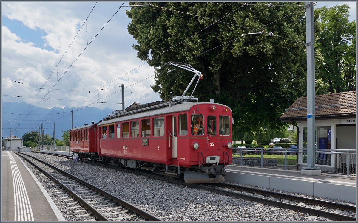 Jeweils am letzten Sonntag im Monat während der Betriebssaison (ausgenommen bei Sonderveranstaltungen) verkehren zwei  Riviera Belle Epoque  Zugspaare der Blonay -Chamby Bahn von Chaulin nach Vevey und zurück. Im neu gestalteten, modernen Bahnhof von St-Légier Gare wirkt der kleine Zug irgendwie fehl am Platz. Der ABe 4/4 ist mir dem gut dazu passenden CEV 21 auf der Rückfahrt von Vevey nach Chaulin. 28. Juni 2020