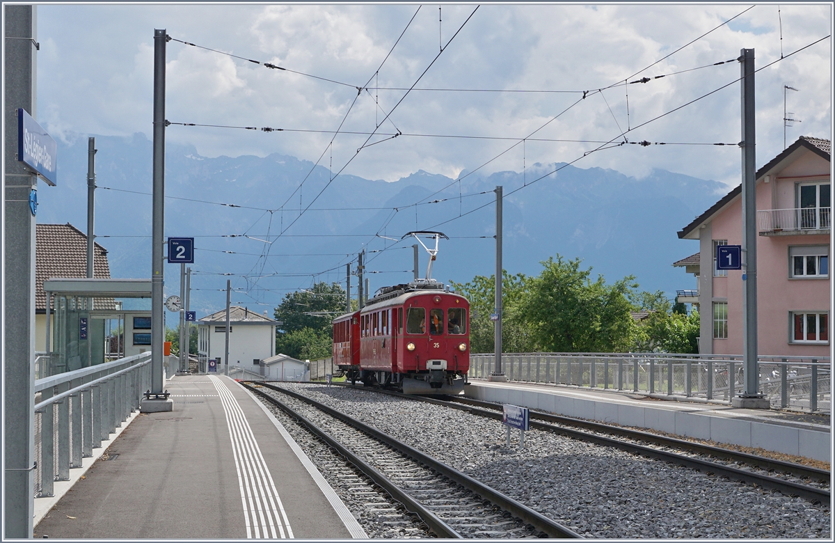 Jeweils am letzten Sonntag im Monat während der Betriebssaison (ausgenommen bei Sonderveranstaltungen) verkehren zwei  Riviera Belle Epoque  Zugspaare der Blonay -Chamby Bahn von Chaulin nach Vevey und zurück. Im neu gestalteten, modernen Bahnhof von St-Légier Gare wirkt der kleine Zug irgendwie fehl am Platz. Der ABe 4/4 ist mir dem gut dazu passenden CEV 21 auf der Rückfahrt von Vevey nach Chaulin. 

28. Juni 2020