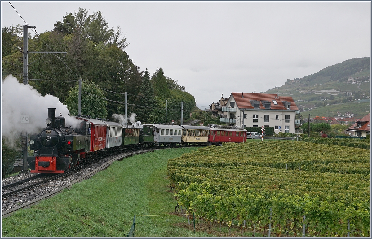 Jeweils am letzten Sonntag im Monat verkehrt der Blonay-Chamby Riviera Belle Epoque Zug, nach Vevey und dies mit mit zwei Zugspaaren am Morgen mit Dampf und am Nachmittag elektrisch.
Im Bild einer der wohl längsten Belle Epoque Züge auf der Fahrt von (Chaulin) bzw. Blonay nach Vevey hier kurz nach Clies mit dem RhB ABe 4/4 I 35 an der Spitze, den zwei BB und MCM  Personenwagen, mitten drin die G 3/3 N° 5 (ex LEB), gefolgt von SEG, MOB und CEV Wagen und den Schluss bildet die G 2x 272 105. 

27. September 2020