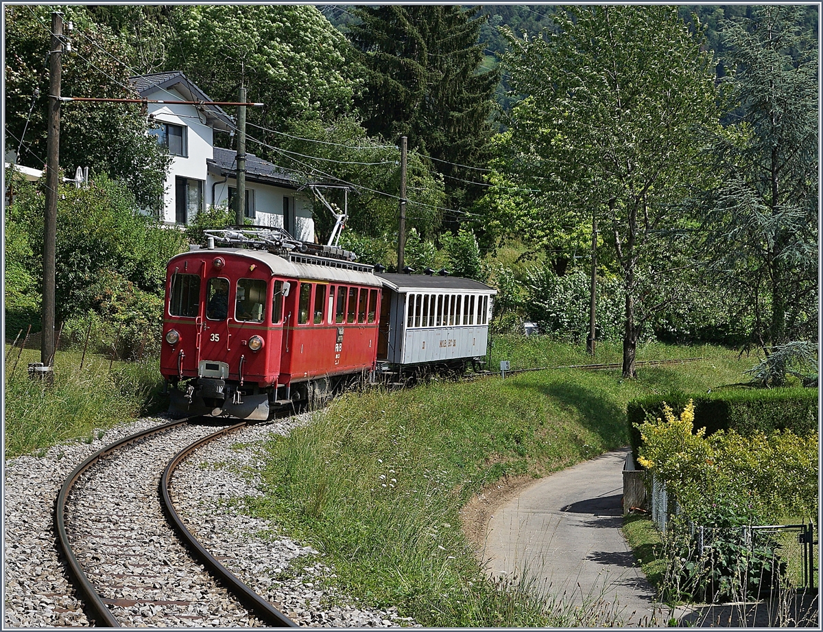 Jeweils am letzten Sonntag im Monat verkehrt der Blonay-Cahmby Riviera Belle Epoque Zug, nach Vevey und dies mit mit zwei Zugspaaren am Morgen mit Dampf und am Nachmittag elektrisch.
Im Bild der RhB ABe 4/4 I 35 mit dem MOB BC 22 auf dem Weg von Chaulin nach Vevey kurz vor Blonay.

26. Juli 2020