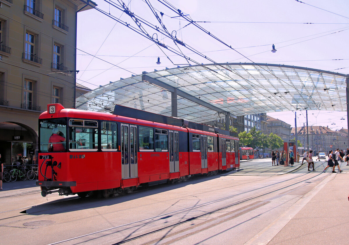 Jubilar: Zur Feier des 50jährigen Bestehens der Siedlung Wittigkofen und der neuen Tramlinie von 1973 dorthin fuhren heute einige Oldtimer. 719 wurde auch 1973 erbaut und blieb als letzter seiner Serie in Bern erhalten. Am heutigen Tag fährt er als offizieller Jubilar. 25.Juni 2023, beim Bahnhof Bern.  