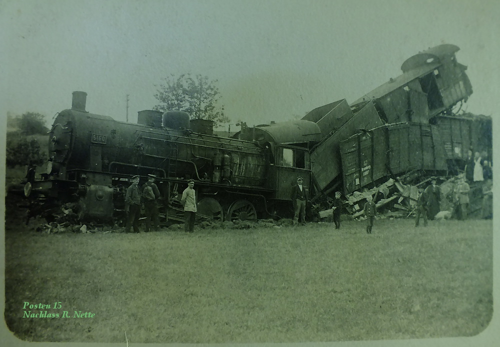  Karl´s Haufen 
Am 26. September 1919 ereignete sich auf der Unstrutbahn in Balgstädt ein Unfall mit einem Güterzug. Verwandte von Zeitzeugen schildern den Unfall wie folgt.

 Ein planmäßiger Personenzug kam am 26.09.1919 aus Richtung Freyburg. Gleichzeitig fuhr ein  Kali-Sonderzug , bespannt mit der späteren 55 2929 in Richtung Freyburg, der aber aus welchen Gründen auch immer nicht gemeldet war. Die Strecke war eingleisig, so wie heute. Das Einfahrsignal aus Richtung Freyburg stand auf Fahrt frei. In Richtung Freyburg gab es nur ein Ausfahrsignal vor dem ehemaligen Übergang in Richtung Unstrutwiesen. Ob dieses Signal Halt zeigte weiß ich nicht. Jedenfalls hat mein Urgroßvater Karl Ludwig schnell die Weiche so gestellt, dass der Güterzug auf das Abstellgleis fuhr und auf den am Ende stehenden Prellbock auffuhr und dann den  Haufen  bildete. Nach passieren der Weiche wurde diese wieder zurückgestellt und der Personenzug fuhr unbeschadet in den Bahnhof ein.
Ein Verschulden von Karl Ludwig kann nicht sein, denn er bekam von der Reichsbahndirektion sogar eine Belobigung.
Es kann natürlich sein, dass das Ausfahrtsignal Richtung Freyburg wegen technischem Defekt auf Frei stand. Aber da es keine Zeitzeugen mehr gibt, ist das reine Spekulation. . Bild: Sammlung  Posten 15 