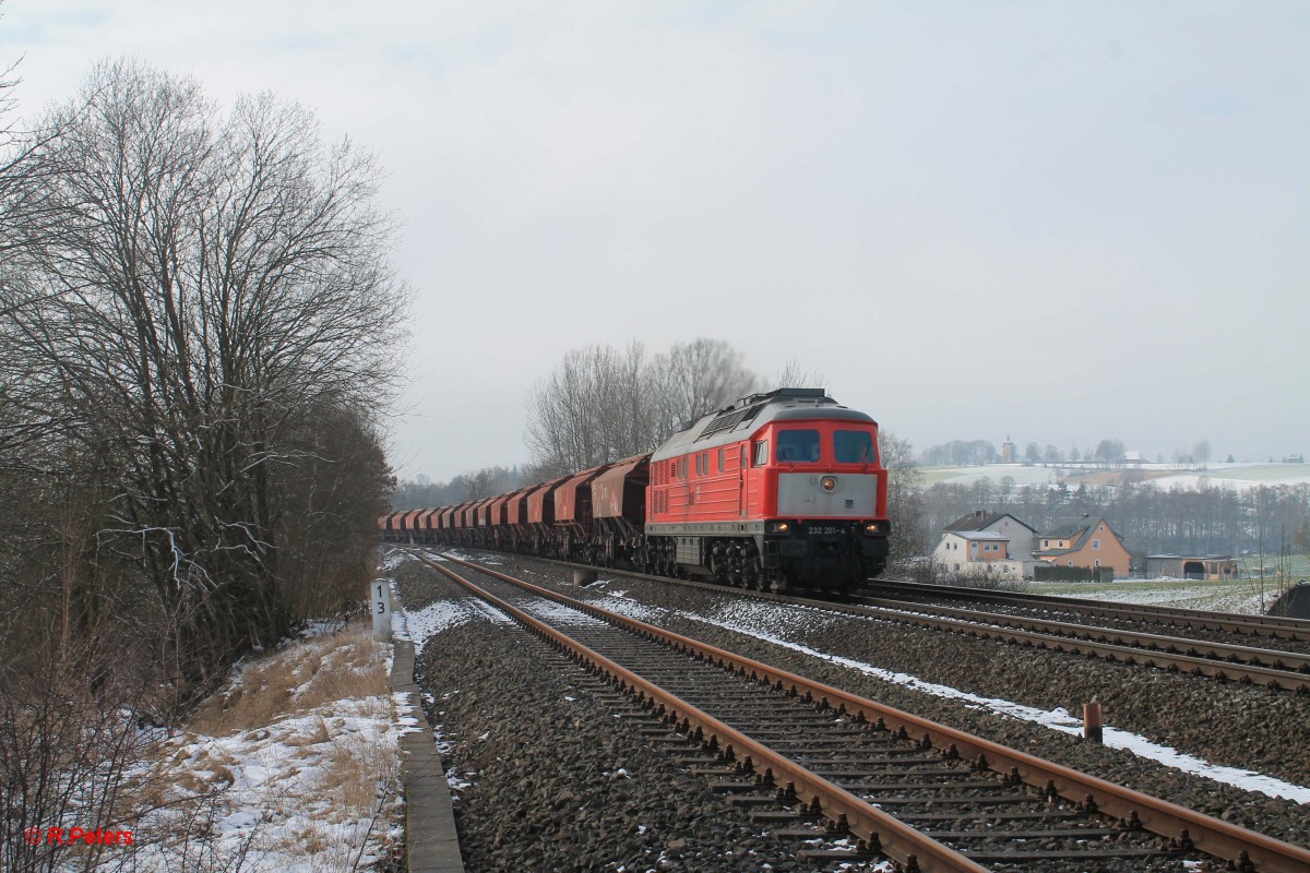 Kaum 3 Tage in Nürnberg stationiert kommt 232 201-4 mit dem 62425 Schwandorf - Hamburg bei Schönfeld/Wiesau vorbei. 18.02.16