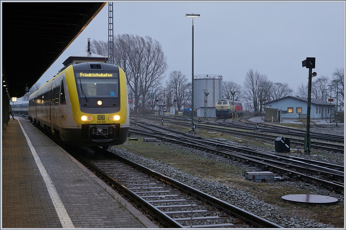 Kaum Licht und so trotzdem so viel bunte Bahn! 
Während der VT 612 009 in Lindau auf die Abfahrt wartet, werden die V 218 460-4 und 419-0 im Hintergrund für den EC 191 nach München zum Einsatz kommen.

15. März 2019