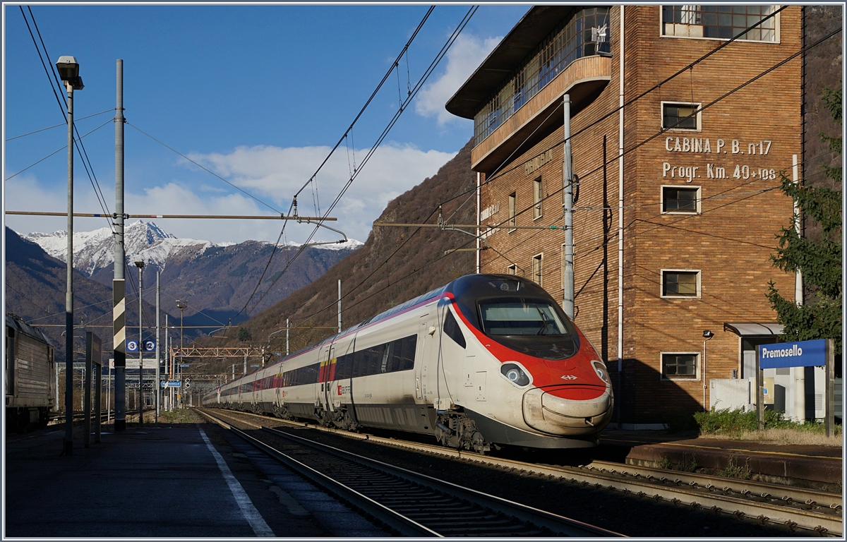 Kaum in Premsello-Chiavinda angekommen (Zug links im Schatten), kam auch schon der SBB ETR 610 au dem Weg nach Milano Centrale vorbeigefahren.
4. Dez. 2018