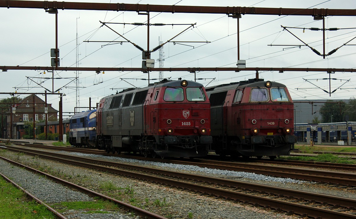 Kaum Unterschiede zu erkennen zwischen dem zweiten und dritten Baulos der Baureihe Litra MZ...Links die Tågkraft Litra MZ 1425 und rechts die NEG/Captrain Litra MZ 1439, die kam von der Arbeit die andere wird gleich eine Gz übernehmen. Padborg/DK 21.09.2015