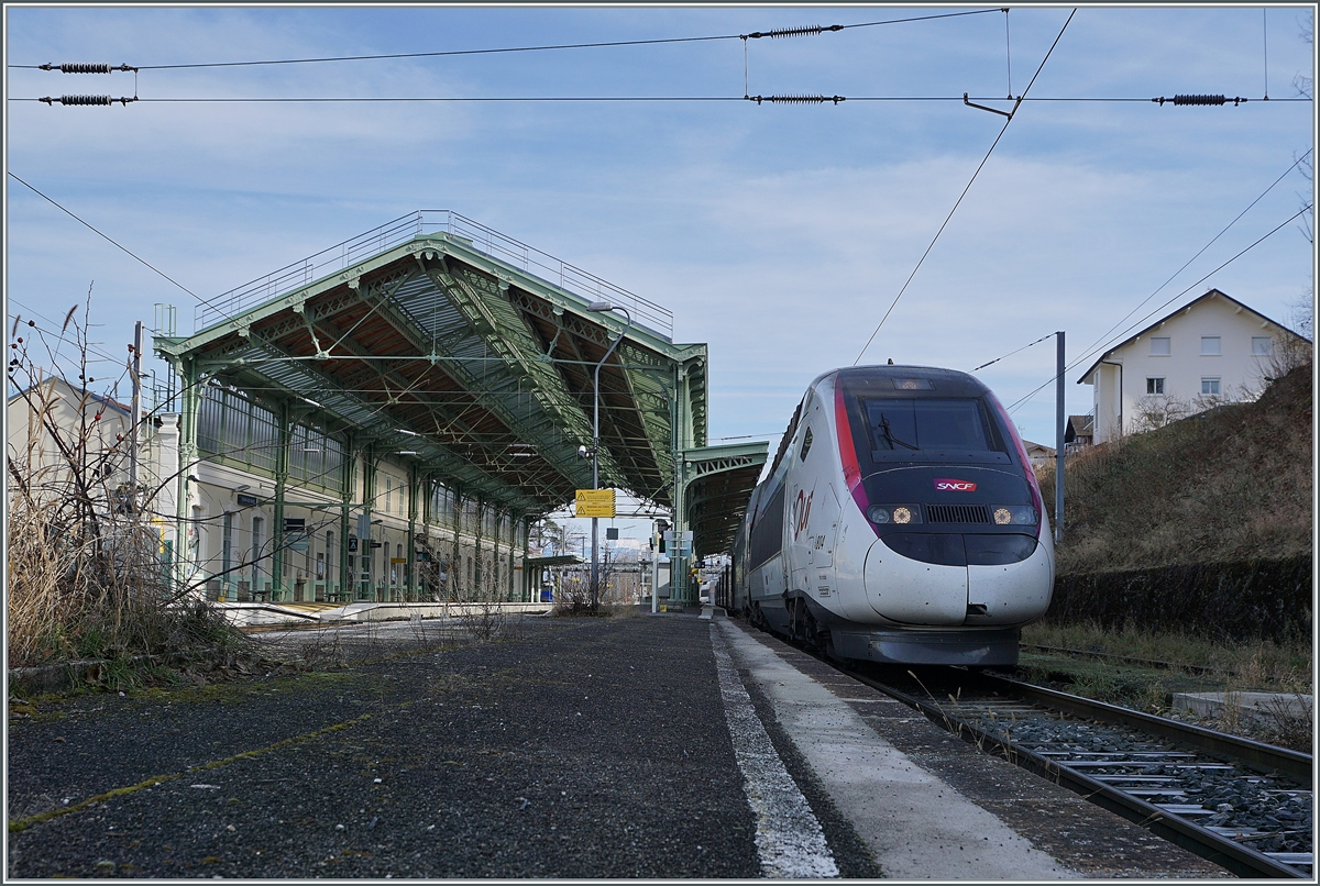 Kaum zehn Kilometer weiter westlich, in Evian les Bains lautet die Antwort auf die beim vorher gezeigten Bild gestellte Frage:  Der nächste Zug ist der inoui TGV 6504 um 13:18 nach Paris Gare de Lyon, bestehend aus dem Euroduplex Rame 804. 

12. Februar 2022