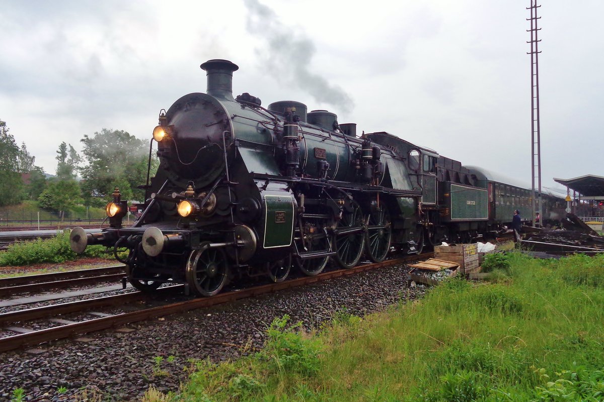 KBayStB 3673 steht in gloriösen Sauwetter ins Bayerischen Neuenmarkt-Wirsberg am 19 Mai 2018. Mit zweistundiger Verspätung soll sie die Rückfahrt nach Nördlingen anfangen. 