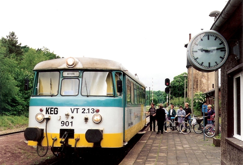KEG 901 als RB von Naumburg Hbf nach Artern, am 03.06.1998 in Nebra. (Foto: G�nther Klebes)