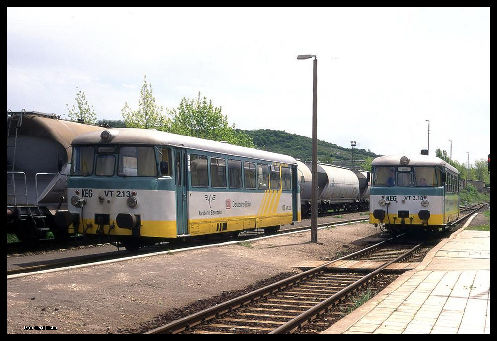 KEG VT 2.13 als RB Richtung Naumburg und KEG VT 2.18 als RB Richtung Nebra, am 19.05.1996 w�hrend der Zugkreuzung in Karsdorf. (Foto: Gerd Hahn)