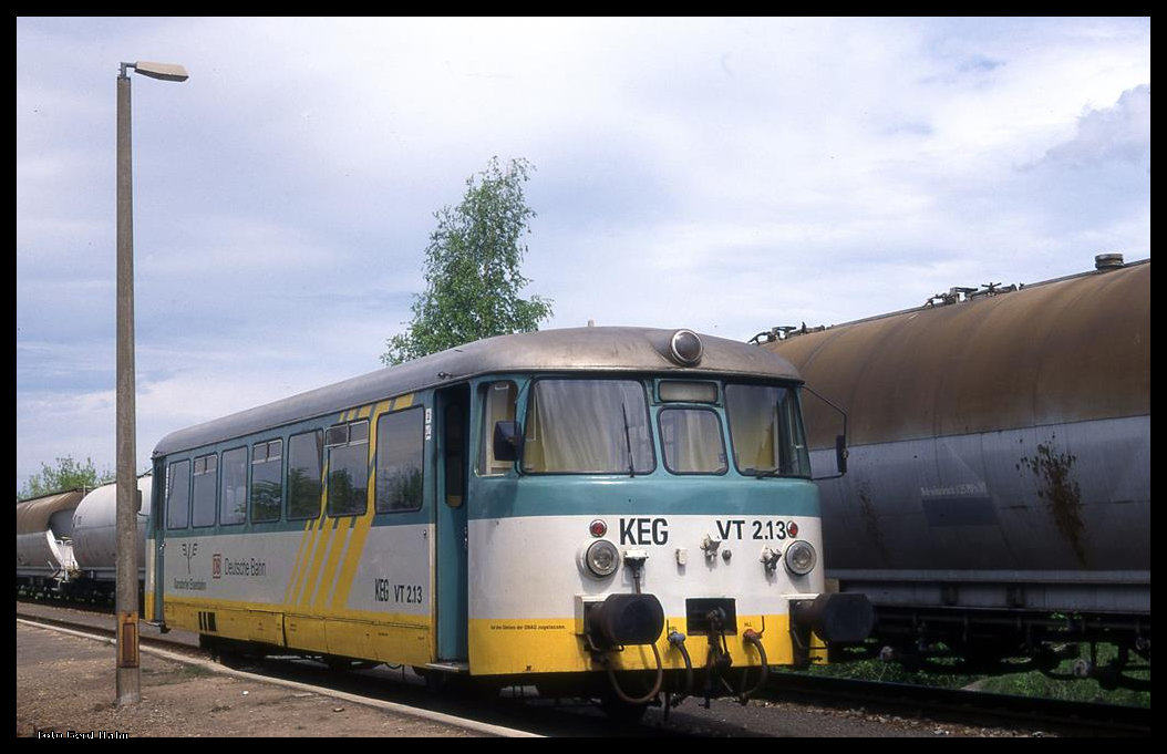 KEG VT 2.13 als RB Richtung Naumburg, am 19.05.1996 in Karsdorf. (Foto: Gerd Hahn)