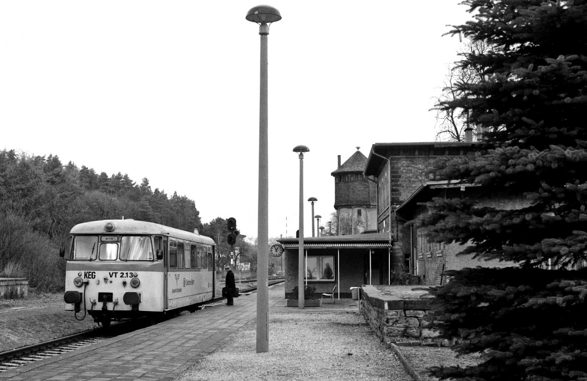 KEG VT 2.13 als RB von Artern nach Naumburg Hbf, am 19.02.1996 im Bahnhof Nebra. (Foto: Dieter Riehemann)