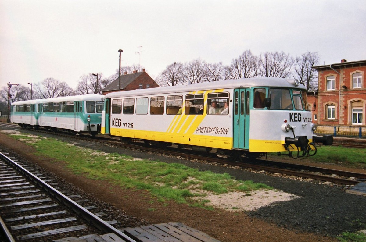 KEG VT 2.15 + DB 972 708-2 + 772 108-7 als Sonderzug von Karsdorf nach Leipzig, am 08.04.1994 in Laucha. (Foto: Heiko R�hler)