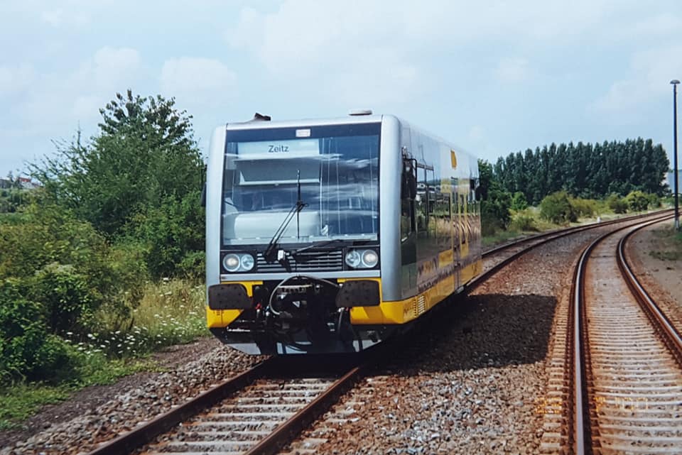 KEG VT 3.xx als RB von Nebra nach Zeitz, im Juli 2000 im Bahnhof Laucha. (Foto: Bodo Zorn)