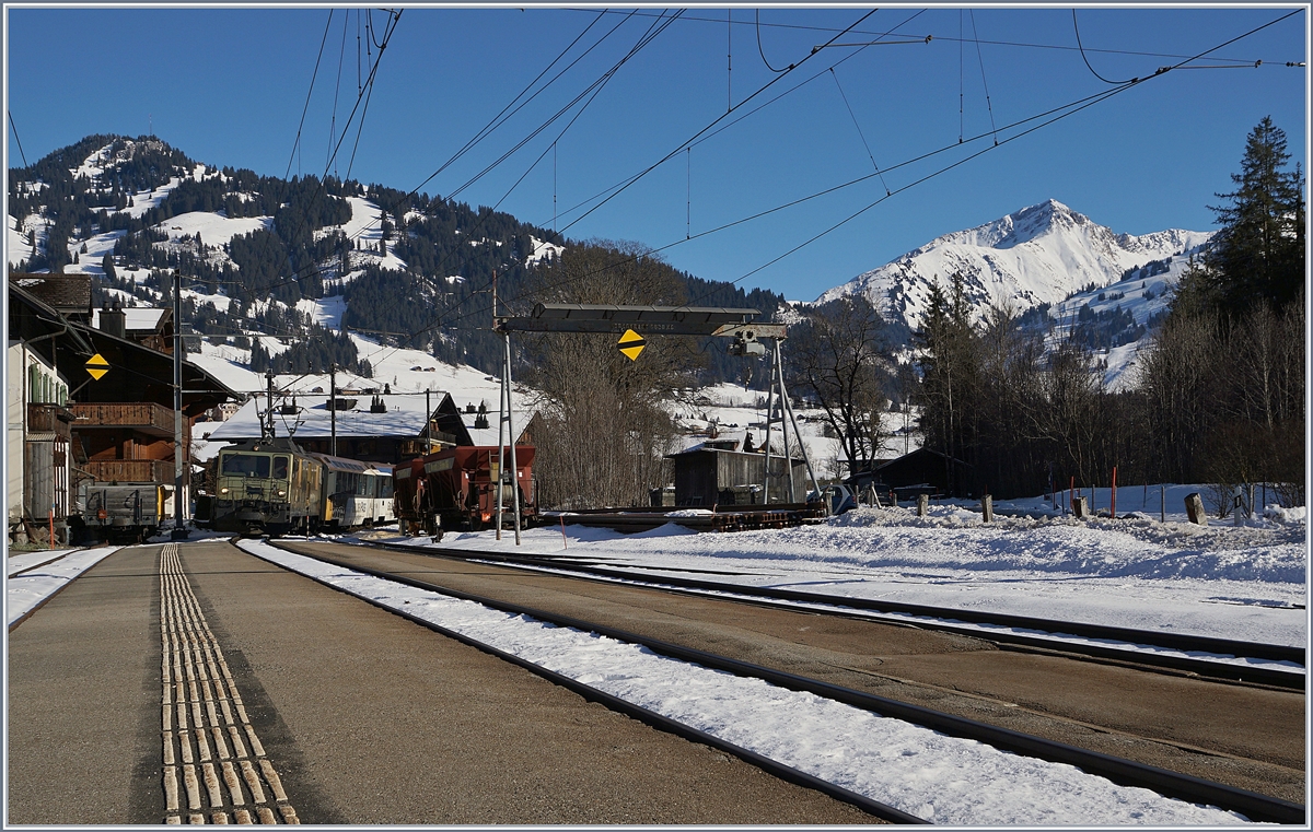 Kein Meisterwerk, aber auch noch ein MOB GDe 4/4 Bild. Die GDe 4/4 6003 erreicht mit einem Panoramic Express nach Montreux den Bahnhof von Saanen. 

