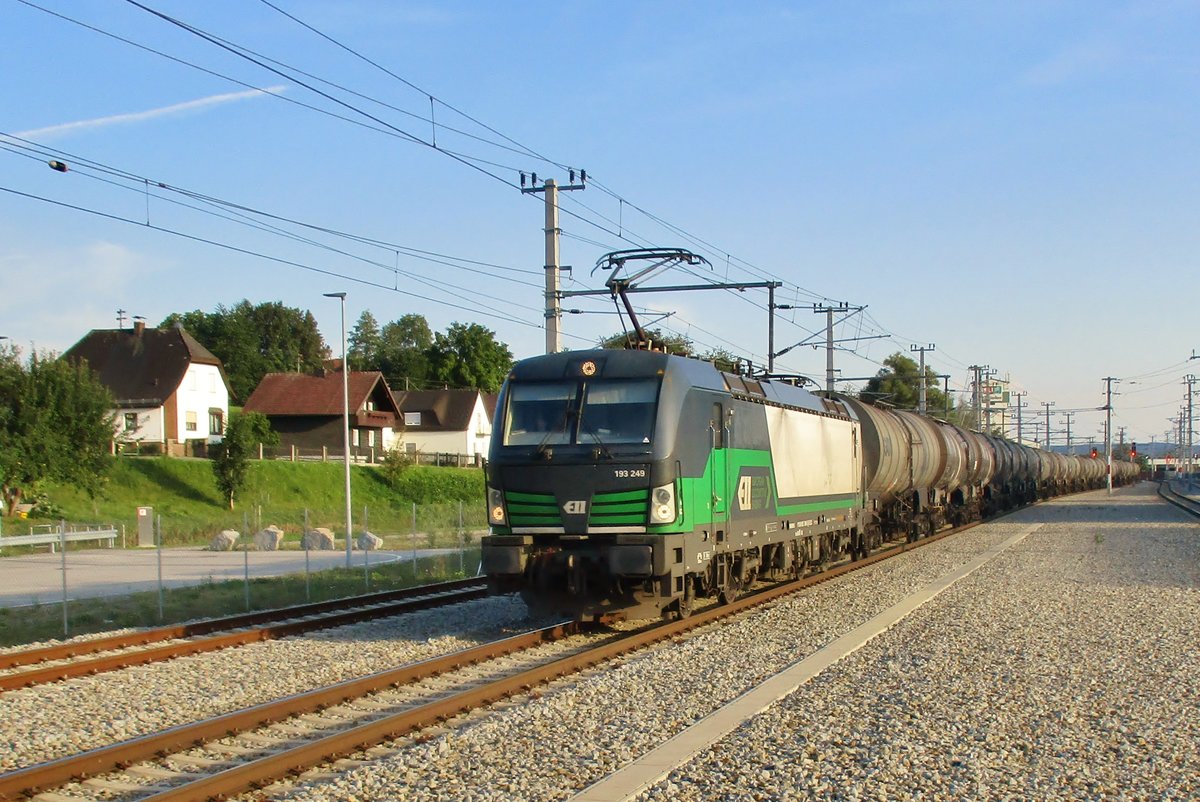 Kesselwagenzug mit 193 249 durchfahrt am 6 September 2018 Schrding. 