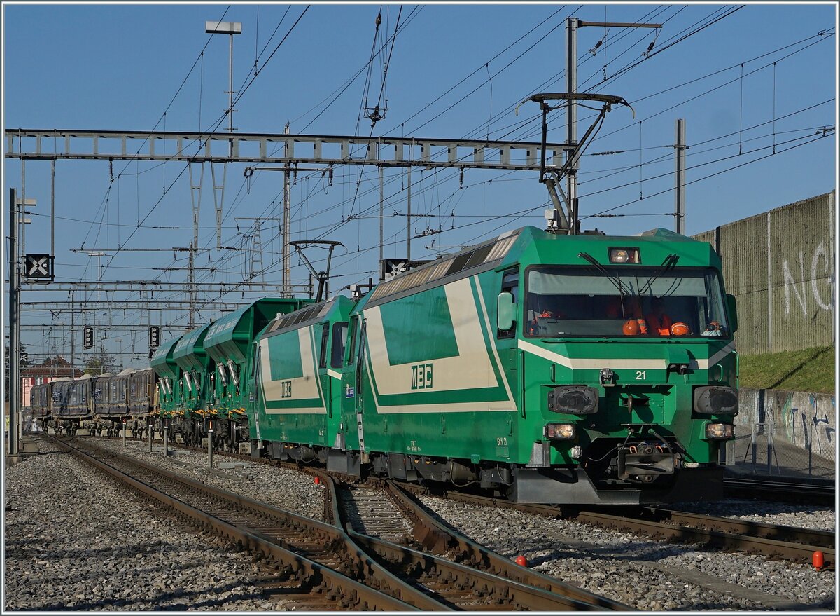 Kies nur knapp geschtzte 40 Kilometer auf der Schiene zu transportieren und dies mit einem Spurwechsel scheint kaum in die heutige  Gewinnoptimierte  Zeit zu passen. Trotzdem verkehren zwischen Apples und Gland tglich zwei Zugspaare mit 7-Wagen Zgen - umweltfreundlich und elektrisch, BAM sei Dank (und allen unbekannten Mitwirkenden ebenfalls) 

Bereits erwhnter Spurwechsel (und Traktionswechsel) soll nun Anhand dieser nun folgenden fnf Bilder etwas verdeutlicht werden. 

Der von Apples kommende Zug mit den beiden Ge 4/4 21 und 22 erreicht Morges.

19. April 2018