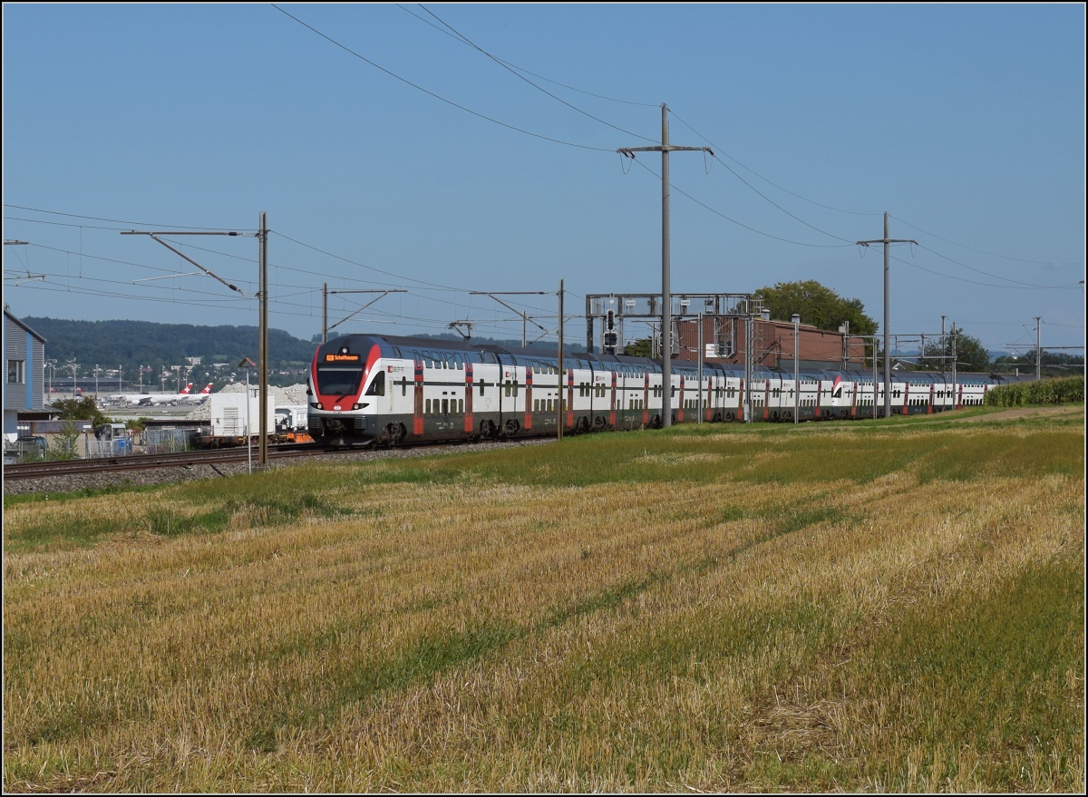 Kiss left and a little Kiss right. Immerhin noch 10-teilig ist der Regionalexpress nach Schaffhausen mit den universell verwendbaren RVD. Wenn wir schon bei Vergleichen mit dem Grossen Kanton sind, dann könnte hier beispielsweise der Ried-Express von Frankfurt nach Mannheim herhalten. Ebenfalls zur Hauptverkehrszeit fahren 7-Wagen Twindexx. Hier passt immer noch ein über ein Drittel mehr Fahrgäste rein. Einziger Unterschied, die Destination Schaffhausen ist nicht mal ein Zehntel von Mannheim. RABe 511 024 und RABe 511 111 in Rümlang, September 2021.