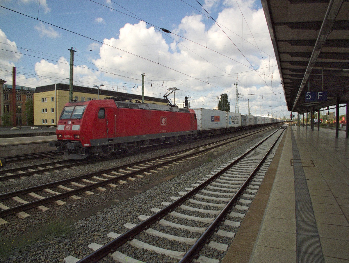 Kistenzüge sind wohl das personalisierte Klischee des Seehafenhinterlandverkehres. 185 056 sah das am 21.08.14 und fuhr mir in Bremen als erster Güterzug vor die Linse.